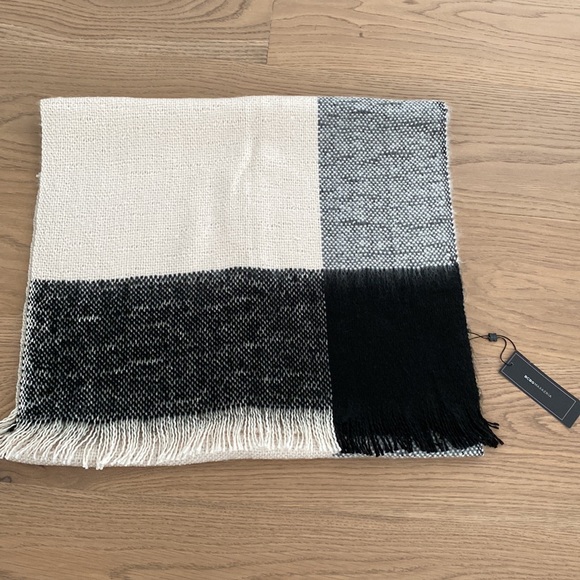 BCBG MaxAzria Women’s Colour Block Scarf Shawl Wrap. Buff. One Size. NWT. - Picture 3 of 5